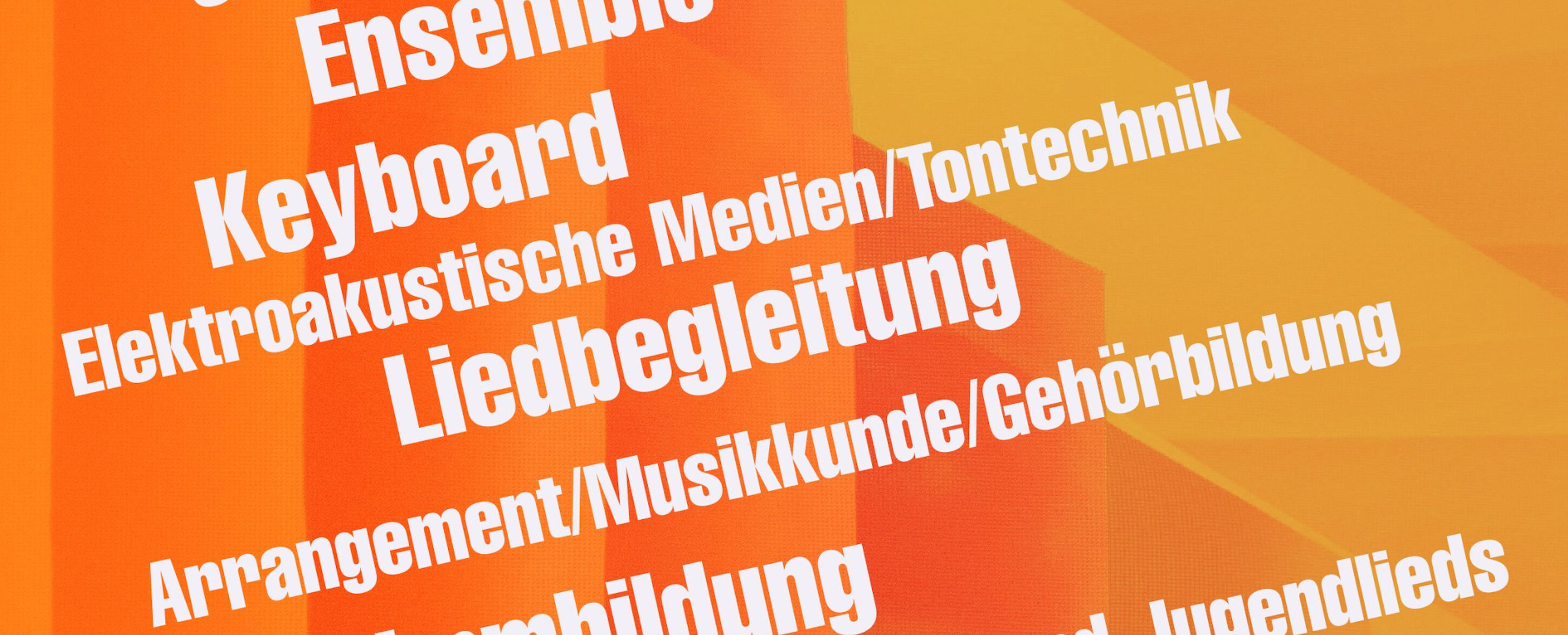 Orangefarbener geometrischer Hintergrund mit deutschen Musikwörtern in fettem weißem Text.